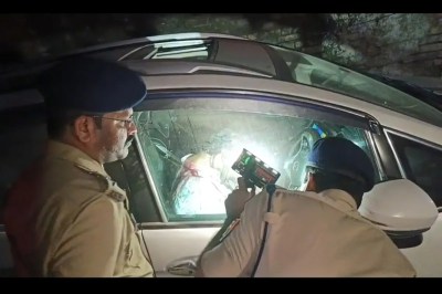 युवक ने अपने गाड़ी के अंदर बंद होकर खुद को गोली मारकर की आत्महत्या।