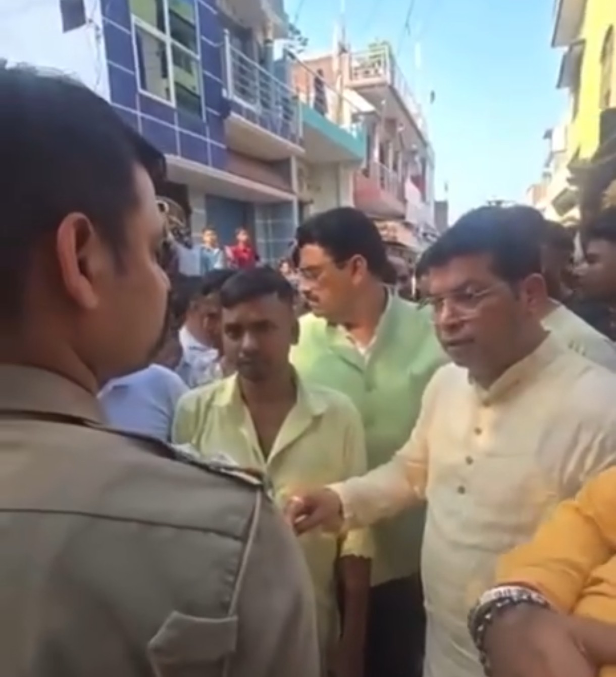 मंदिर के पास असामाजिक तत्वों की हरकत पर भड़के विधायक शिव अरोरा, हिंदुओं के पर्व पर ऐसा कृत्य नहीं किया जाएगा बर्दाश्त।