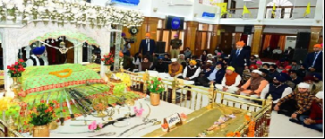 मुख्यमंत्री पुष्कर सिंह धामी गुरु तेग बहादुर के 350वें बलिदान दिवस पर देहरादून में रेसकोर्स स्थित गुरुद्वारा में पहुंचे।