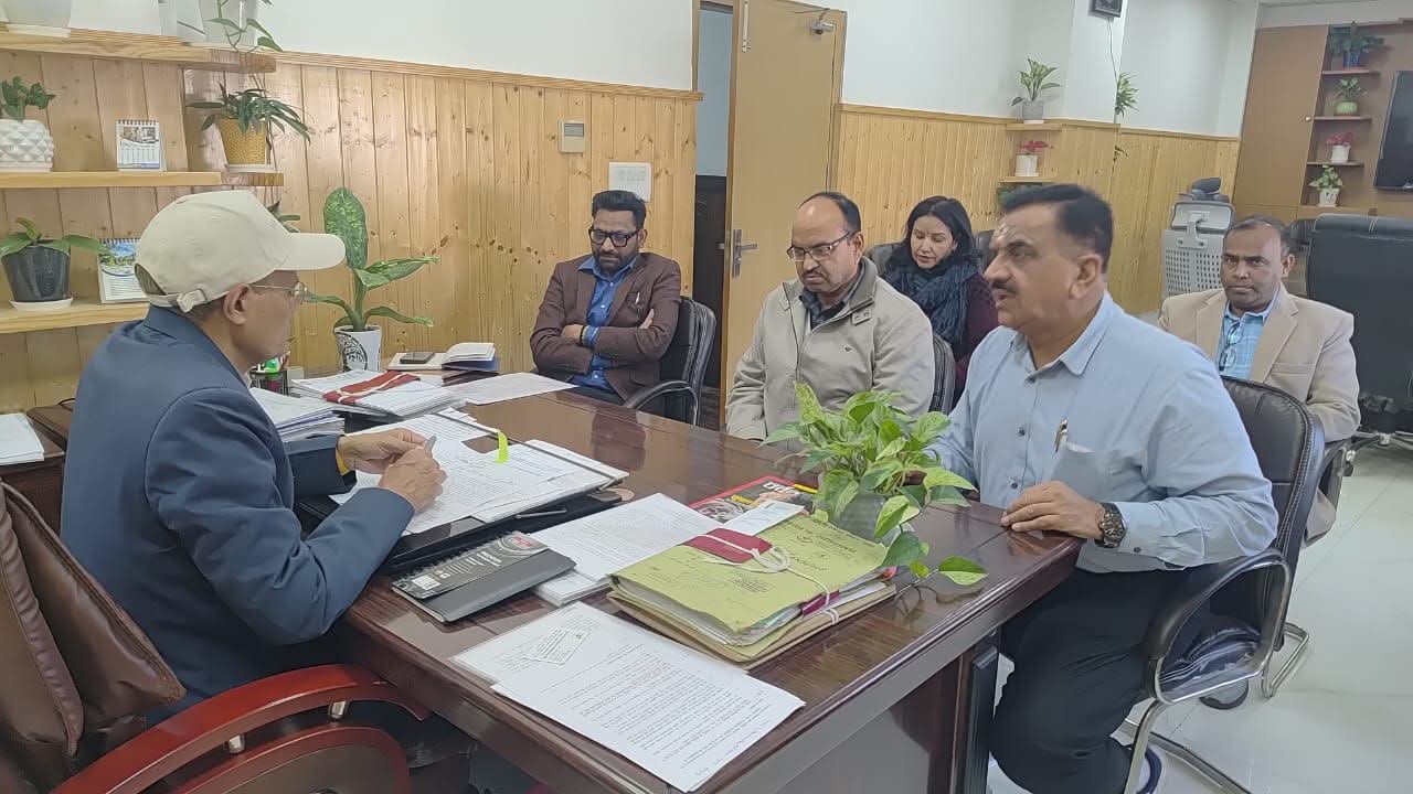 नवनिर्मित मण्डी भवन की बदहाली एवं आढ़तियों को दुकानों के ब्लॉकों का आवंटन न किए जाने के मामले को लेकर देहरादून में कृषि विभाग के सचिव एसएन पाण्डे से राजकुमार ठुकराल ने की मुलाकात।