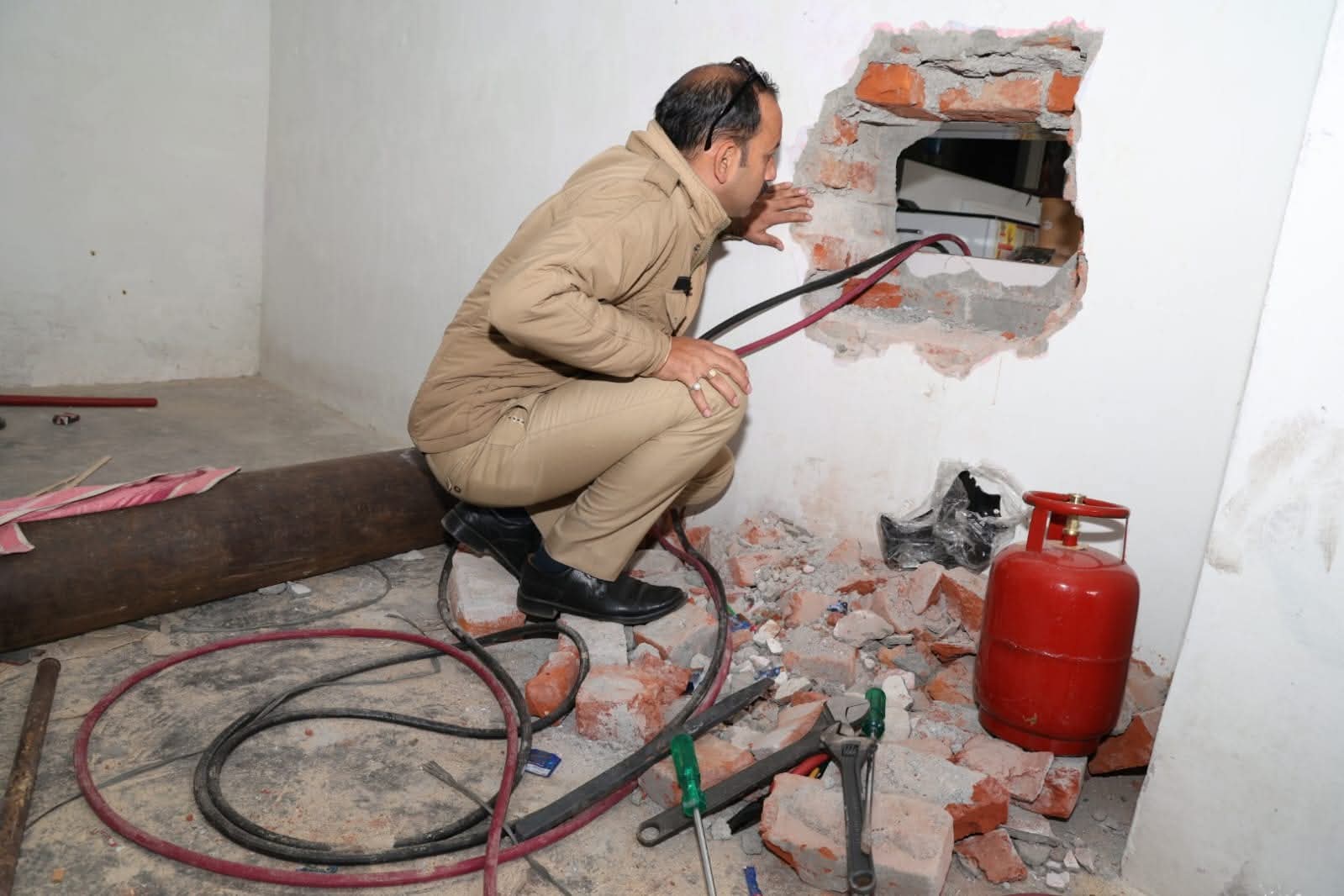 हल्द्वानी में ज्वेलरी शॉप में बड़ी चोरी की वारदात, दूसरी दुकान से दीवार तोड़कर घुसे चोर।