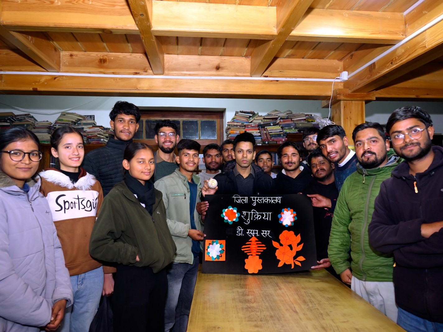 जिला अधिकारी ने पुस्तकालय का किया निरीक्षण।