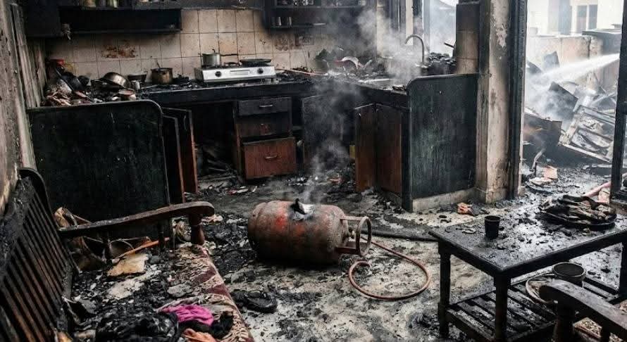 गैस सिलेंडर में रिसाव से मकान में लगी आग, 30 हजार नकद समेत ढाई लाख रुपये का सामान जला, दमकल की गाड़ियों ने पहुंचकर आग पर काबू पाया