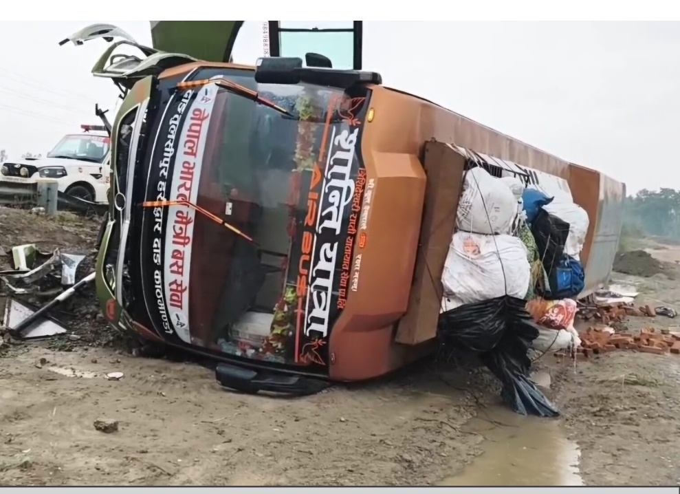 भारत-नेपाल मैत्री सेवा की एक बस देर रात दर्दनाक हादसे का शिकार हो गई।